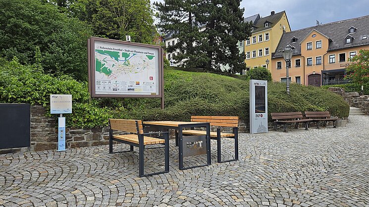 Neue Sitzgruppe rechts vom Rathaus