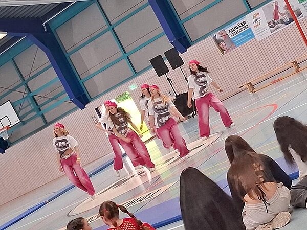 Tanzgruppe beim Auftritt während des HOT Dance Cup im HOT Sportzentrum Hohenstein-Ernstthal vor Publikum in der Sporthalle