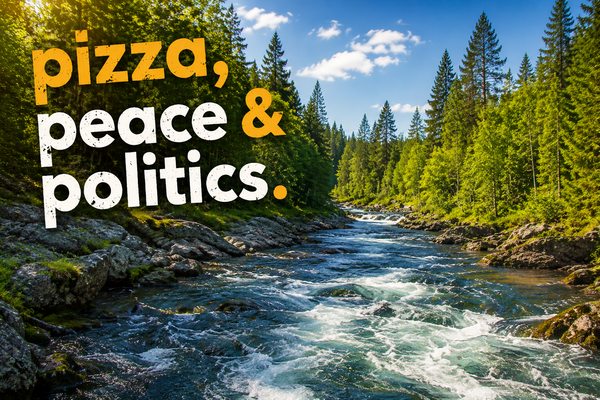 Beitragsbild zur Veranstaltung „Pizza, Peace & Politics – Wasser ist Leben!“. Zu sehen ist ein Fluss in einer bewaldeten Landschaft. Über dem Naturmotiv steht der Titel der Veranstaltungsreihe „Pizza, Peace & Politics“. Die Veranstaltung lädt am 26. Juni 2026 in die Kirche St. Christophori in Hohenstein-Ernstthal zum generationsübergreifenden Austausch über das Thema Wasser ein.