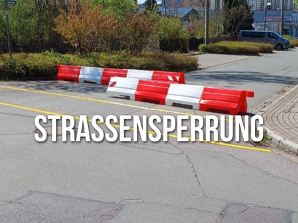 PVC-Schrammborden sperren die Feldstraße im Bereich der Kreuzung Nutzunger Straße – Feldstraße – Sonnenstraße in Hohenstein-Ernstthal im Rahmen eines Verkehrsversuchs zur Anpassung der Radverkehrsführung