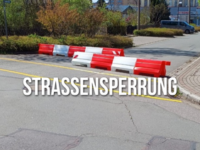 PVC-Schrammborden sperren die Feldstraße im Bereich der Kreuzung Nutzunger Straße – Feldstraße – Sonnenstraße in Hohenstein-Ernstthal im Rahmen eines Verkehrsversuchs zur Anpassung der Radverkehrsführung