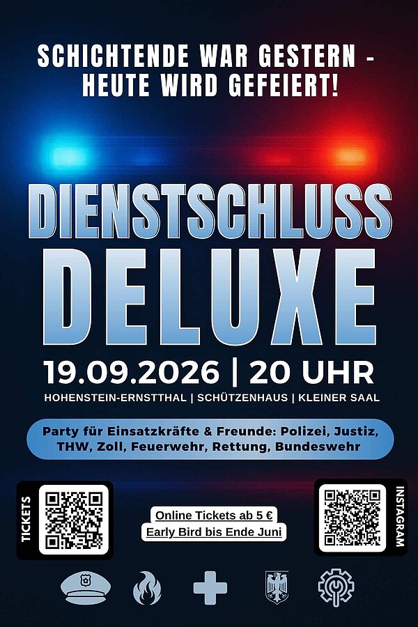 Veranstaltungsplakat „Dienstschluss Deluxe“ mit Blaulicht-Optik in Blau und Rot. Termin: 19.09.2026, 20 Uhr im Schützenhaus Hohenstein-Ernstthal. Die Veranstaltung richtet sich an Einsatzkräfte wie Polizei, Feuerwehr, Rettungsdienst, THW, Zoll, Justiz und Bundeswehr. Unten sind QR-Codes für Tickets und Instagram eingebunden.