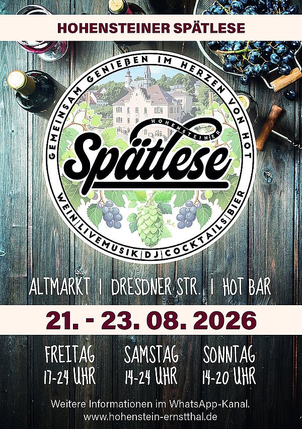 Veranstaltungsplakat zur Hohensteiner Spätlese 2026. Das Weinfest findet vom 21. bis 23. August 2026 auf dem Altmarkt, in der Dresdner Straße und an der HOT Bar statt. Das Plakat zeigt Weinflaschen, Trauben und ein Holzmotiv mit dem Spätlese-Logo sowie die Öffnungszeiten: Freitag 17–24 Uhr, Samstag 14–24 Uhr und Sonntag 14–20 Uhr.