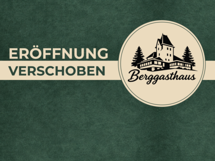 Grafik mit grünem, strukturiertem Hintergrund und beigefarbenem Balken mit der Aufschrift „Eröffnung verschoben“. Rechts daneben befindet sich das runde Logo des Berggasthauses mit stilisiertem Gebäude und Tannen.