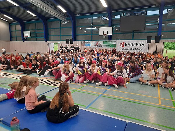 Teilnehmende Tanzgruppen beim HOT Dance Cup im HOT Sportzentrum Hohenstein-Ernstthal während der Siegerehrung vor großem Publikum in der Sportha