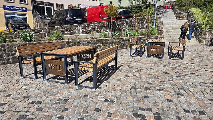 Neue Sitzgruppe auf Westseite Altmarkt