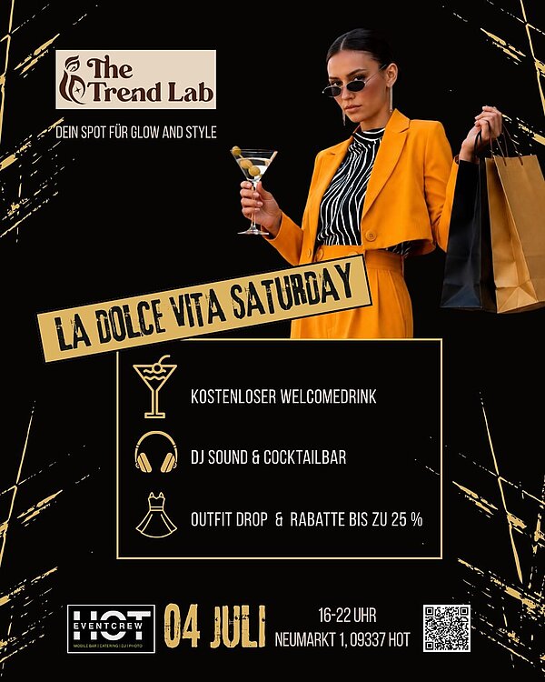 Werbegrafik für die Veranstaltung „La Dolce Vita Saturday“ von The Trend Lab in Hohenstein-Ernstthal. Auf schwarzem Hintergrund mit goldenen Akzenten steht eine stilvoll gekleidete Frau im orangefarbenen Hosenanzug mit Sonnenbrille, Cocktailglas und Einkaufstaschen. Beworben werden kostenloser Welcomedrink, DJ-Sound mit Cocktailbar sowie Outfit-Drops mit Rabatten bis zu 25 Prozent. Die Veranstaltung findet am 4. Juli von 16 bis 22 Uhr am Neumarkt 1 in Hohenstein-Ernstthal statt. Unten sind Logos, Uhrzeit, Adresse und ein QR-Code eingebunden.