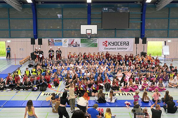 Große Teilnehmergruppe beim Tanzwettbewerb HOT Dance Cup im HOT Sportzentrum Hohenstein-Ernstthal vor Publikum in der Sporthalle