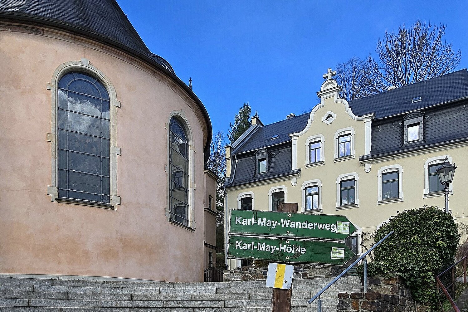 Wegweiser Karl-May-Wanderweg an der St.-Christophori-Kirche