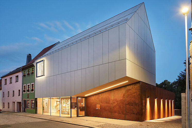 Ansicht des Karl-May-Hauses und des neuen Funktionsgebäudes