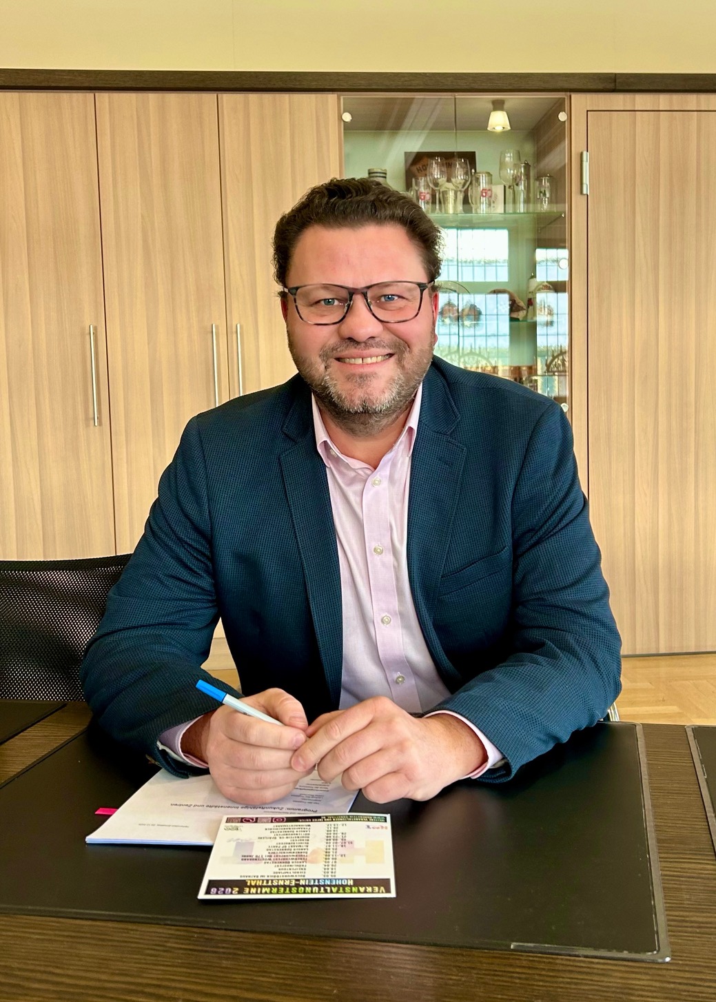 Oberbürgermeister Lars Kluge sitzend am Schreibtisch im Bürgermeister-Büro